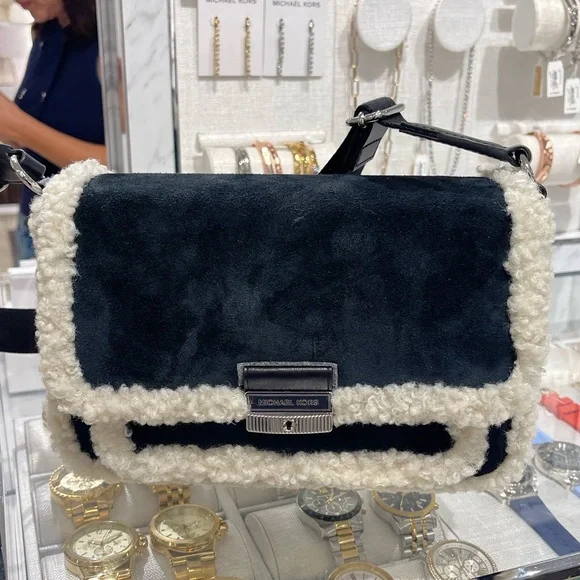 MICHAEL KORS Bradshaw Medium Suede and Faux Shearling Messenger Bag
Black
NWT - Picture 11 of 16